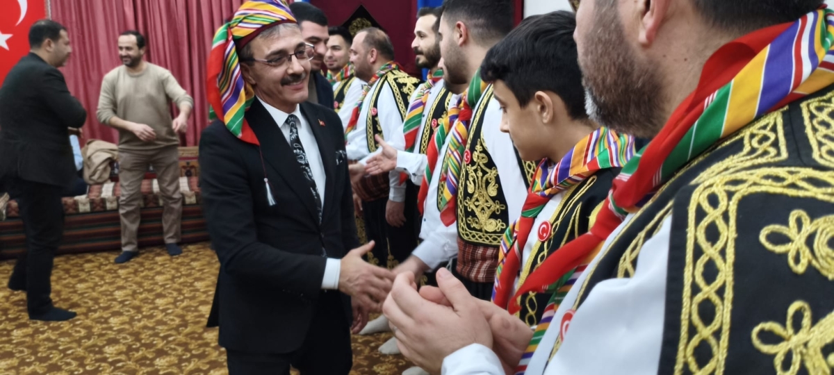 FOTOĞRAF KARELERİ: Sakarya Yaren Geceleri’nde Tarihi Anlar (07.02.2026) Sakarya Çankırılılar Derneği’nin ev sahipliğinde, Erenler Belediye Başkanı Şenol Dinç’in katılımıyla gerçekleşen muhteşem Yaren Gecesi’nden objektiflere