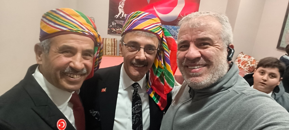 FOTOĞRAF KARELERİ: Sakarya Yaren Geceleri’nde Tarihi Anlar (07.02.2026) Sakarya Çankırılılar Derneği’nin ev sahipliğinde, Erenler Belediye Başkanı Şenol Dinç’in katılımıyla gerçekleşen muhteşem Yaren Gecesi’nden objektiflere