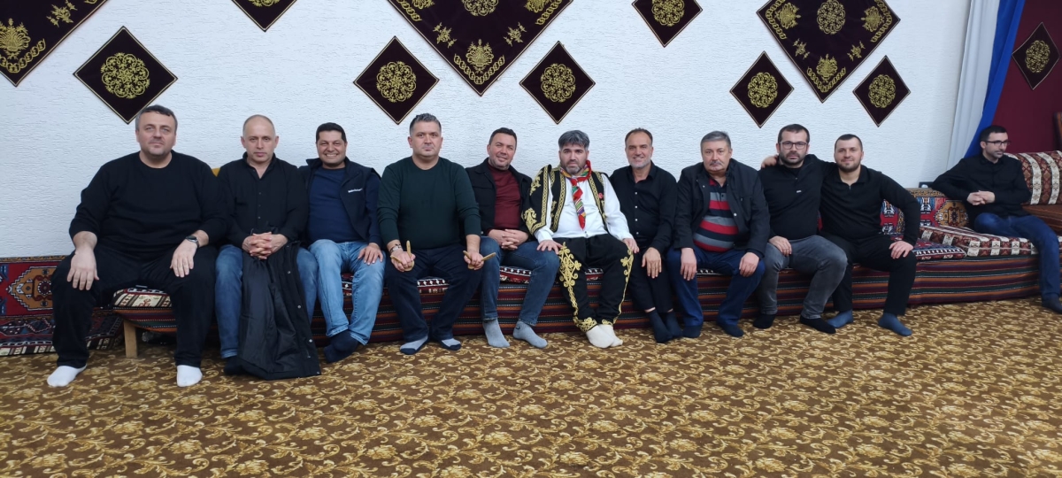 FOTOĞRAF KARELERİ: Sakarya Yaren Geceleri’nde Tarihi Anlar (07.02.2026) Sakarya Çankırılılar Derneği’nin ev sahipliğinde, Erenler Belediye Başkanı Şenol Dinç’in katılımıyla gerçekleşen muhteşem Yaren Gecesi’nden objektiflere