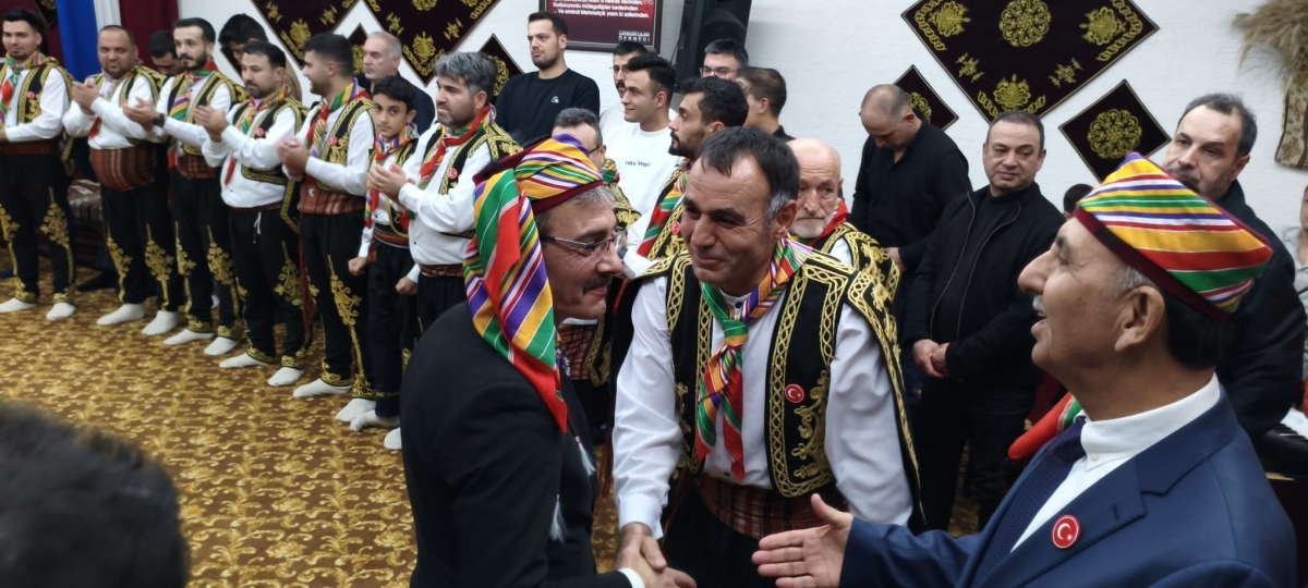 FOTOĞRAF KARELERİ: Sakarya Yaren Geceleri’nde Tarihi Anlar (07.02.2026) Sakarya Çankırılılar Derneği’nin ev sahipliğinde, Erenler Belediye Başkanı Şenol Dinç’in katılımıyla gerçekleşen muhteşem Yaren Gecesi’nden objektiflere