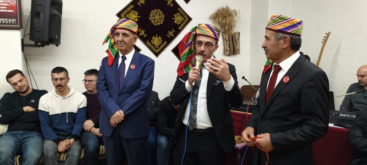 FOTOĞRAF KARELERİ: Sakarya Yaren Geceleri’nde Tarihi Anlar (07.02.2026) Sakarya Çankırılılar Derneği’nin ev sahipliğinde, Erenler Belediye Başkanı Şenol Dinç’in katılımıyla gerçekleşen muhteşem Yaren Gecesi’nden objektiflere