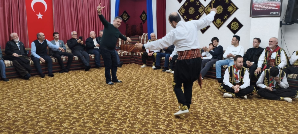 FOTOĞRAF KARELERİ: Sakarya Yaren Geceleri’nde Tarihi Anlar (07.02.2026) Sakarya Çankırılılar Derneği’nin ev sahipliğinde, Erenler Belediye Başkanı Şenol Dinç’in katılımıyla gerçekleşen muhteşem Yaren Gecesi’nden objektiflere