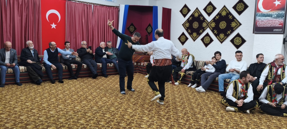 FOTOĞRAF KARELERİ: Sakarya Yaren Geceleri’nde Tarihi Anlar (07.02.2026) Sakarya Çankırılılar Derneği’nin ev sahipliğinde, Erenler Belediye Başkanı Şenol Dinç’in katılımıyla gerçekleşen muhteşem Yaren Gecesi’nden objektiflere