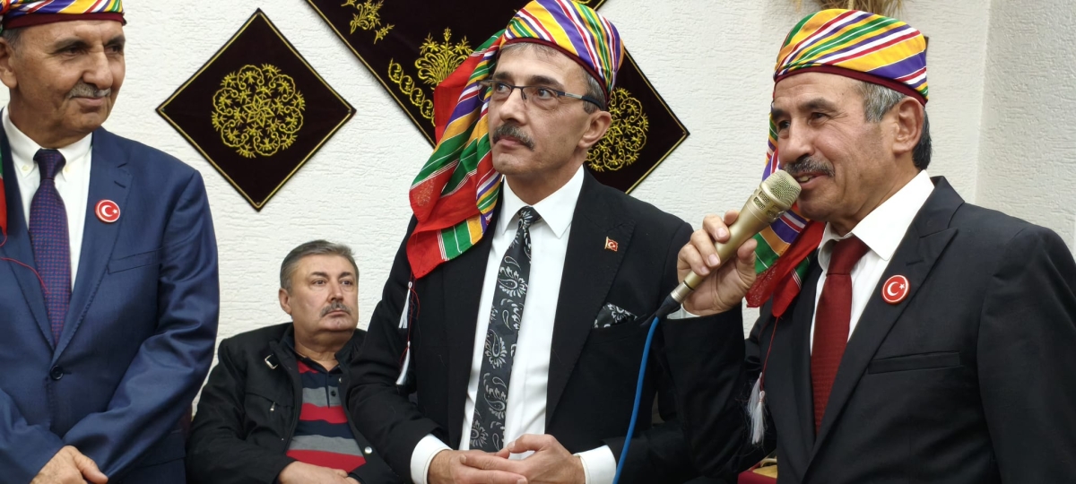 FOTOĞRAF KARELERİ: Sakarya Yaren Geceleri’nde Tarihi Anlar (07.02.2026) Sakarya Çankırılılar Derneği’nin ev sahipliğinde, Erenler Belediye Başkanı Şenol Dinç’in katılımıyla gerçekleşen muhteşem Yaren Gecesi’nden objektiflere