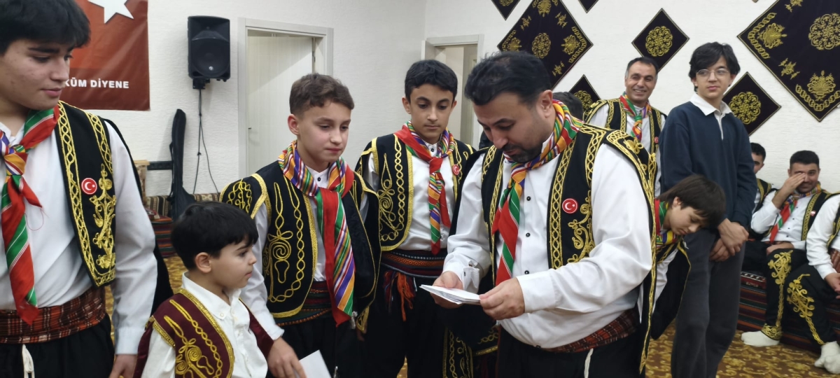 FOTOĞRAF KARELERİ: Sakarya Yaren Geceleri’nde Tarihi Anlar (07.02.2026) Sakarya Çankırılılar Derneği’nin ev sahipliğinde, Erenler Belediye Başkanı Şenol Dinç’in katılımıyla gerçekleşen muhteşem Yaren Gecesi’nden objektiflere