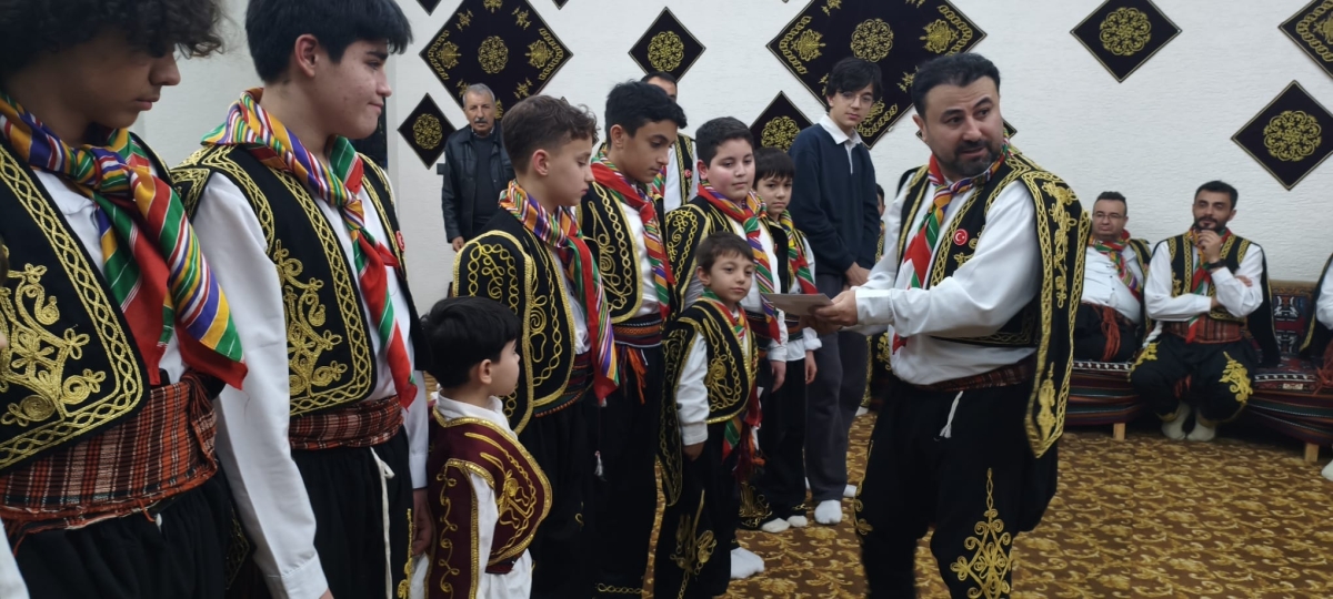 FOTOĞRAF KARELERİ: Sakarya Yaren Geceleri’nde Tarihi Anlar (07.02.2026) Sakarya Çankırılılar Derneği’nin ev sahipliğinde, Erenler Belediye Başkanı Şenol Dinç’in katılımıyla gerçekleşen muhteşem Yaren Gecesi’nden objektiflere