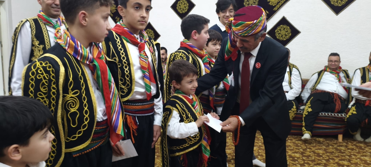 FOTOĞRAF KARELERİ: Sakarya Yaren Geceleri’nde Tarihi Anlar (07.02.2026) Sakarya Çankırılılar Derneği’nin ev sahipliğinde, Erenler Belediye Başkanı Şenol Dinç’in katılımıyla gerçekleşen muhteşem Yaren Gecesi’nden objektiflere