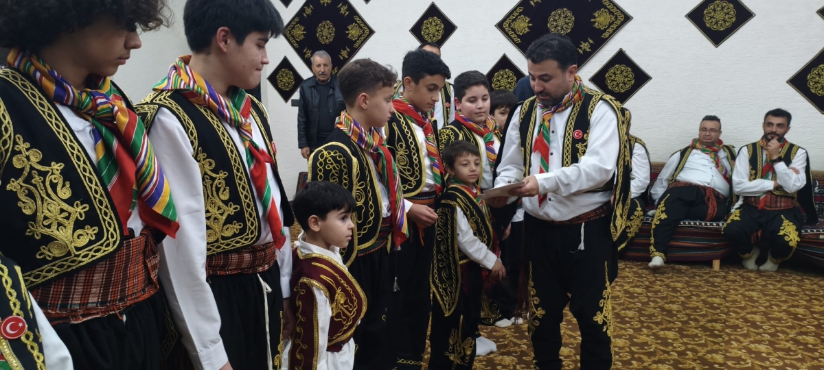FOTOĞRAF KARELERİ: Sakarya Yaren Geceleri’nde Tarihi Anlar (07.02.2026) Sakarya Çankırılılar Derneği’nin ev sahipliğinde, Erenler Belediye Başkanı Şenol Dinç’in katılımıyla gerçekleşen muhteşem Yaren Gecesi’nden objektiflere
