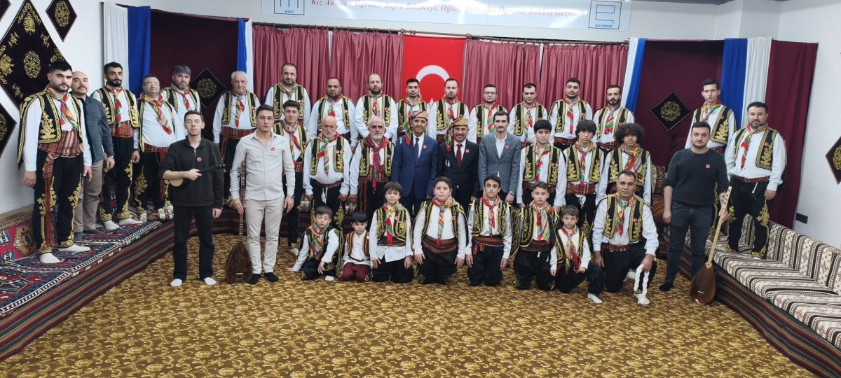 FOTOĞRAF KARELERİ: Sakarya Yaren Geceleri’nde Tarihi Anlar (07.02.2026) Sakarya Çankırılılar Derneği’nin ev sahipliğinde, Erenler Belediye Başkanı Şenol Dinç’in katılımıyla gerçekleşen muhteşem Yaren Gecesi’nden objektiflere