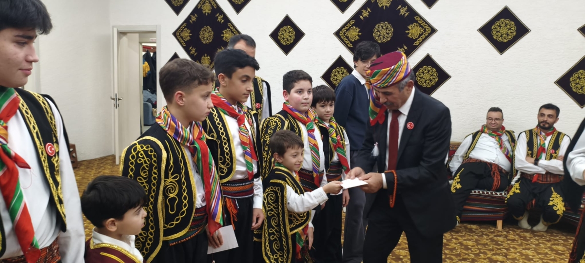 FOTOĞRAF KARELERİ: Sakarya Yaren Geceleri’nde Tarihi Anlar (07.02.2026) Sakarya Çankırılılar Derneği’nin ev sahipliğinde, Erenler Belediye Başkanı Şenol Dinç’in katılımıyla gerçekleşen muhteşem Yaren Gecesi’nden objektiflere
