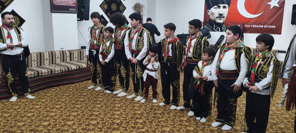FOTOĞRAF KARELERİ: Sakarya Yaren Geceleri’nde Tarihi Anlar (07.02.2026) Sakarya Çankırılılar Derneği’nin ev sahipliğinde, Erenler Belediye Başkanı Şenol Dinç’in katılımıyla gerçekleşen muhteşem Yaren Gecesi’nden objektiflere