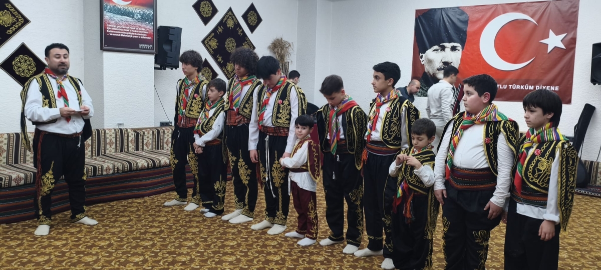 FOTOĞRAF KARELERİ: Sakarya Yaren Geceleri’nde Tarihi Anlar (07.02.2026) Sakarya Çankırılılar Derneği’nin ev sahipliğinde, Erenler Belediye Başkanı Şenol Dinç’in katılımıyla gerçekleşen muhteşem Yaren Gecesi’nden objektiflere