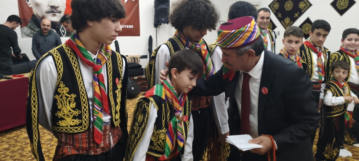 FOTOĞRAF KARELERİ: Sakarya Yaren Geceleri’nde Tarihi Anlar (07.02.2026) Sakarya Çankırılılar Derneği’nin ev sahipliğinde, Erenler Belediye Başkanı Şenol Dinç’in katılımıyla gerçekleşen muhteşem Yaren Gecesi’nden objektiflere