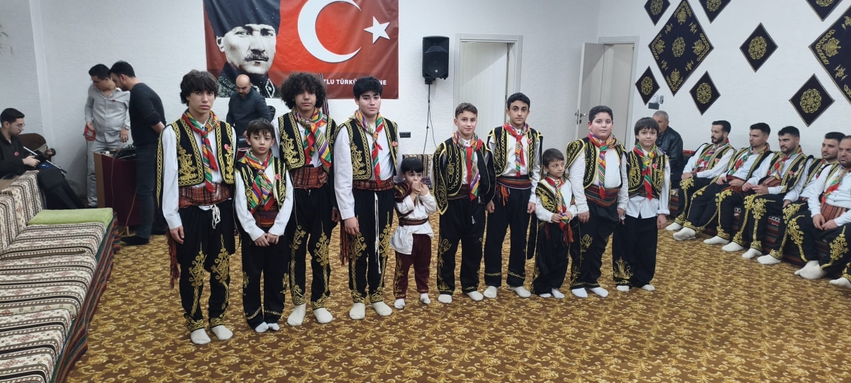 FOTOĞRAF KARELERİ: Sakarya Yaren Geceleri’nde Tarihi Anlar (07.02.2026) Sakarya Çankırılılar Derneği’nin ev sahipliğinde, Erenler Belediye Başkanı Şenol Dinç’in katılımıyla gerçekleşen muhteşem Yaren Gecesi’nden objektiflere