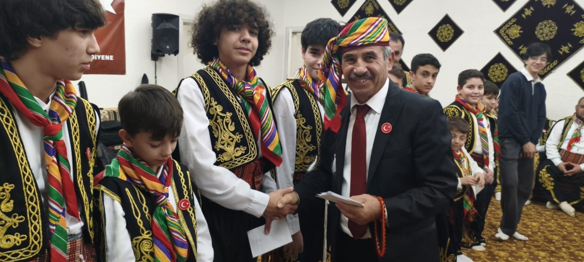 FOTOĞRAF KARELERİ: Sakarya Yaren Geceleri’nde Tarihi Anlar (07.02.2026) Sakarya Çankırılılar Derneği’nin ev sahipliğinde, Erenler Belediye Başkanı Şenol Dinç’in katılımıyla gerçekleşen muhteşem Yaren Gecesi’nden objektiflere