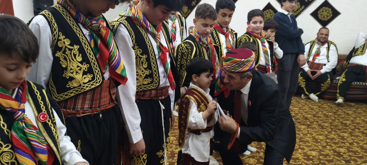 FOTOĞRAF KARELERİ: Sakarya Yaren Geceleri’nde Tarihi Anlar (07.02.2026) Sakarya Çankırılılar Derneği’nin ev sahipliğinde, Erenler Belediye Başkanı Şenol Dinç’in katılımıyla gerçekleşen muhteşem Yaren Gecesi’nden objektiflere