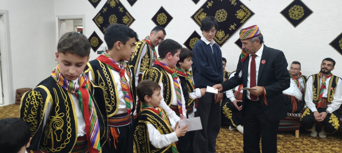 FOTOĞRAF KARELERİ: Sakarya Yaren Geceleri’nde Tarihi Anlar (07.02.2026) Sakarya Çankırılılar Derneği’nin ev sahipliğinde, Erenler Belediye Başkanı Şenol Dinç’in katılımıyla gerçekleşen muhteşem Yaren Gecesi’nden objektiflere