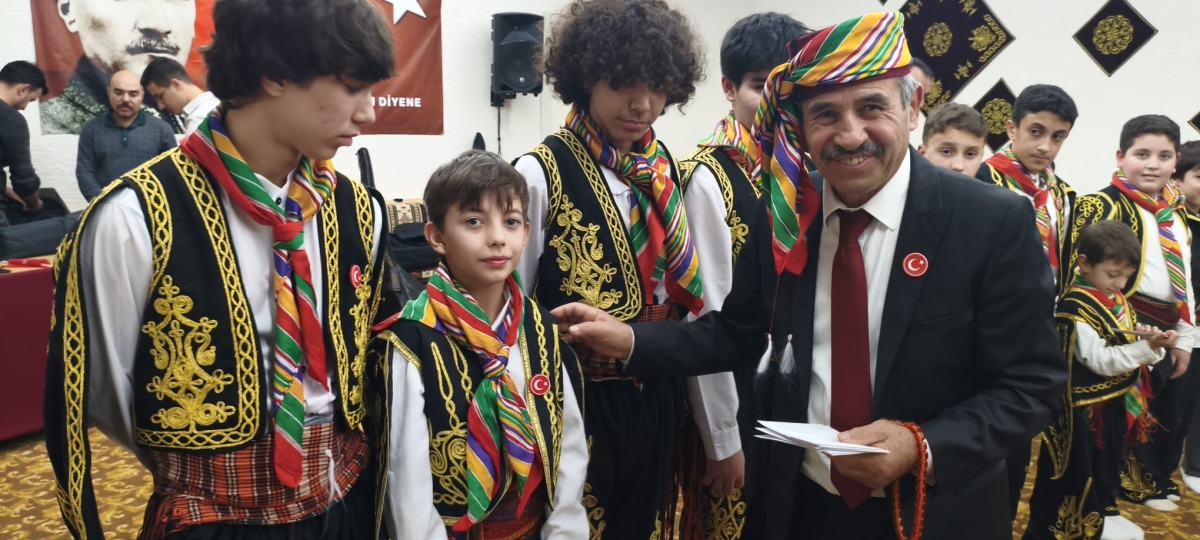 FOTOĞRAF KARELERİ: Sakarya Yaren Geceleri’nde Tarihi Anlar (07.02.2026) Sakarya Çankırılılar Derneği’nin ev sahipliğinde, Erenler Belediye Başkanı Şenol Dinç’in katılımıyla gerçekleşen muhteşem Yaren Gecesi’nden objektiflere