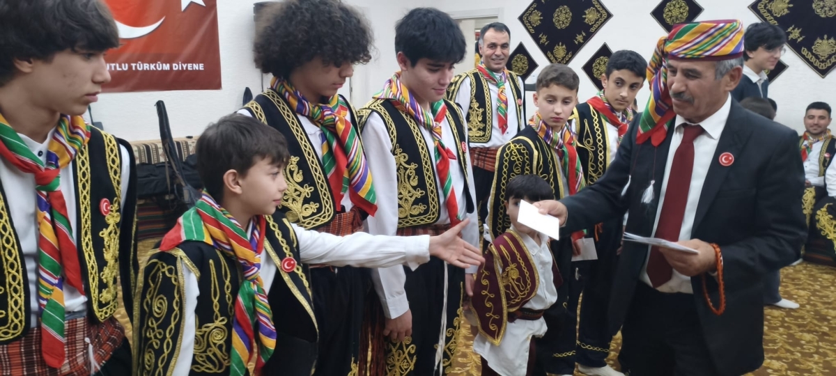 FOTOĞRAF KARELERİ: Sakarya Yaren Geceleri’nde Tarihi Anlar (07.02.2026) Sakarya Çankırılılar Derneği’nin ev sahipliğinde, Erenler Belediye Başkanı Şenol Dinç’in katılımıyla gerçekleşen muhteşem Yaren Gecesi’nden objektiflere
