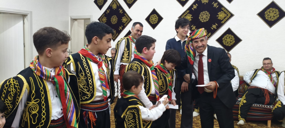 FOTOĞRAF KARELERİ: Sakarya Yaren Geceleri’nde Tarihi Anlar (07.02.2026) Sakarya Çankırılılar Derneği’nin ev sahipliğinde, Erenler Belediye Başkanı Şenol Dinç’in katılımıyla gerçekleşen muhteşem Yaren Gecesi’nden objektiflere