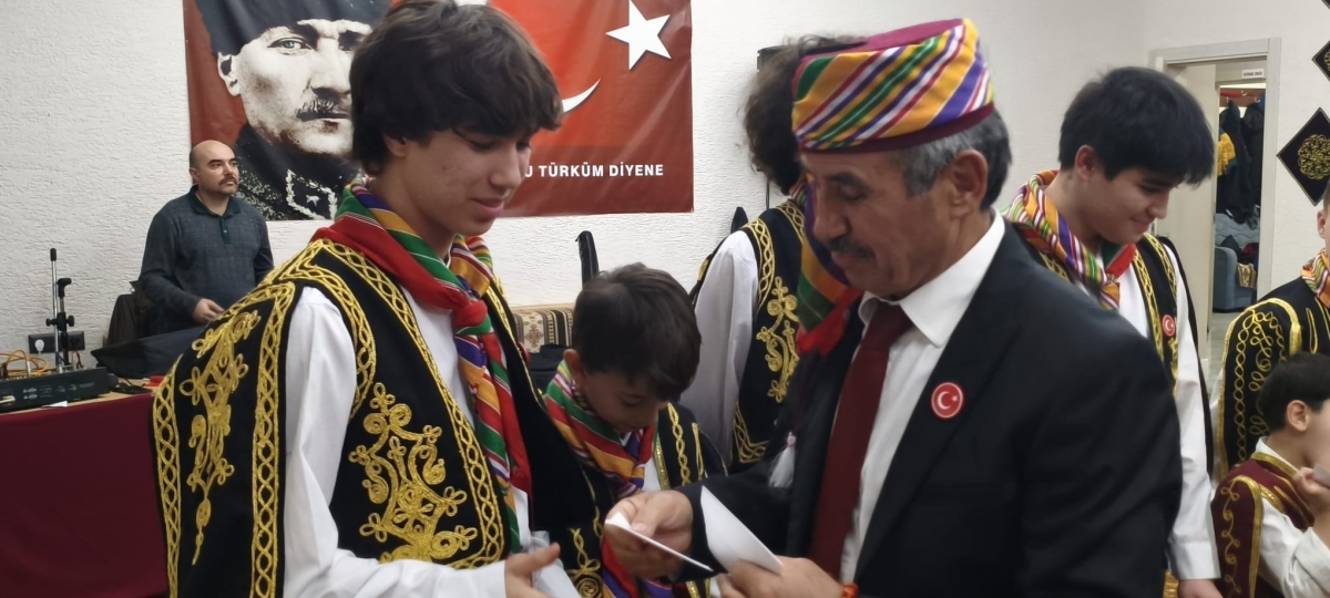 FOTOĞRAF KARELERİ: Sakarya Yaren Geceleri’nde Tarihi Anlar (07.02.2026) Sakarya Çankırılılar Derneği’nin ev sahipliğinde, Erenler Belediye Başkanı Şenol Dinç’in katılımıyla gerçekleşen muhteşem Yaren Gecesi’nden objektiflere