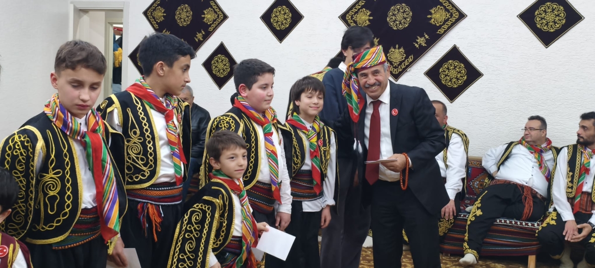 FOTOĞRAF KARELERİ: Sakarya Yaren Geceleri’nde Tarihi Anlar (07.02.2026) Sakarya Çankırılılar Derneği’nin ev sahipliğinde, Erenler Belediye Başkanı Şenol Dinç’in katılımıyla gerçekleşen muhteşem Yaren Gecesi’nden objektiflere