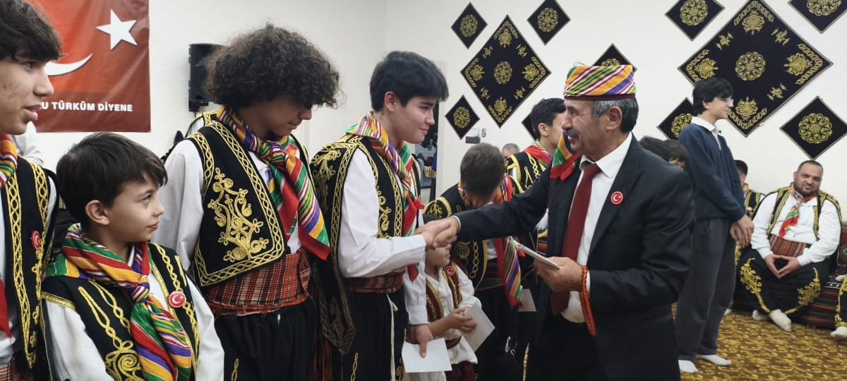 FOTOĞRAF KARELERİ: Sakarya Yaren Geceleri’nde Tarihi Anlar (07.02.2026) Sakarya Çankırılılar Derneği’nin ev sahipliğinde, Erenler Belediye Başkanı Şenol Dinç’in katılımıyla gerçekleşen muhteşem Yaren Gecesi’nden objektiflere