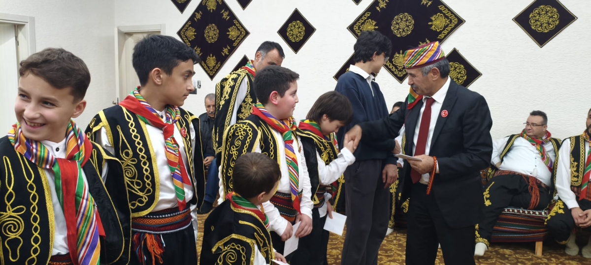 FOTOĞRAF KARELERİ: Sakarya Yaren Geceleri’nde Tarihi Anlar (07.02.2026) Sakarya Çankırılılar Derneği’nin ev sahipliğinde, Erenler Belediye Başkanı Şenol Dinç’in katılımıyla gerçekleşen muhteşem Yaren Gecesi’nden objektiflere