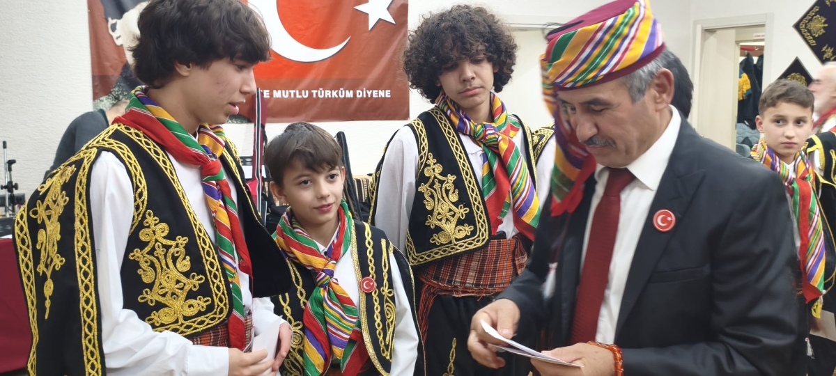 FOTOĞRAF KARELERİ: Sakarya Yaren Geceleri’nde Tarihi Anlar (07.02.2026) Sakarya Çankırılılar Derneği’nin ev sahipliğinde, Erenler Belediye Başkanı Şenol Dinç’in katılımıyla gerçekleşen muhteşem Yaren Gecesi’nden objektiflere