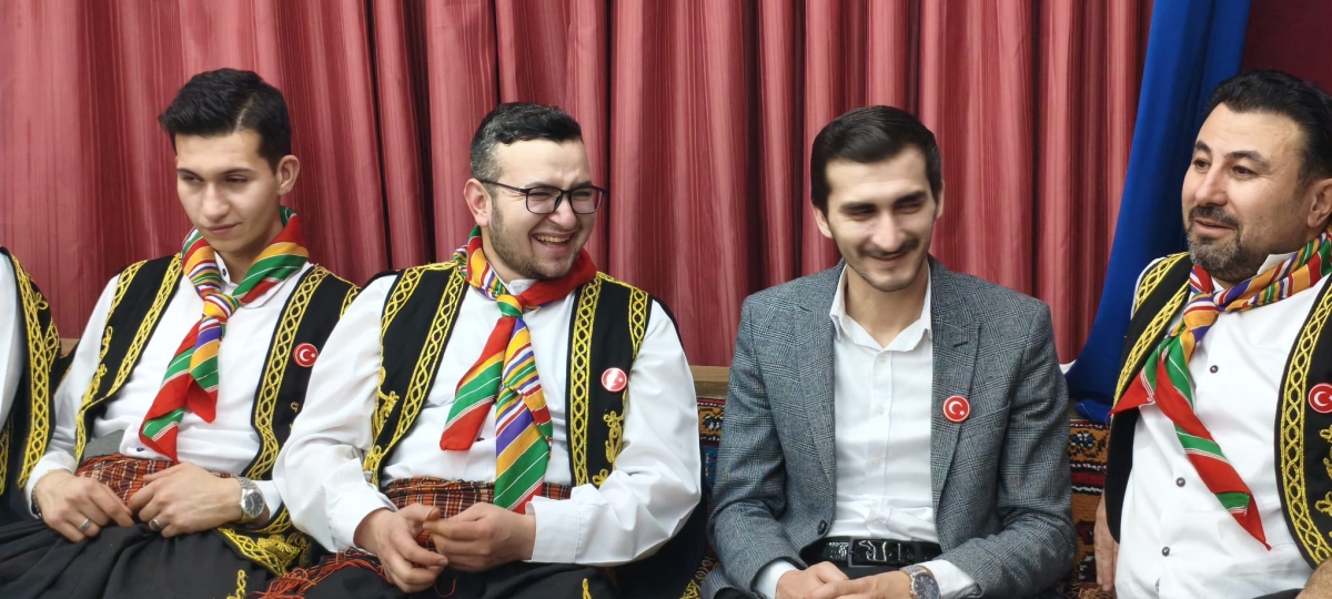FOTOĞRAF KARELERİ: Sakarya Yaren Geceleri’nde Tarihi Anlar (07.02.2026) Sakarya Çankırılılar Derneği’nin ev sahipliğinde, Erenler Belediye Başkanı Şenol Dinç’in katılımıyla gerçekleşen muhteşem Yaren Gecesi’nden objektiflere