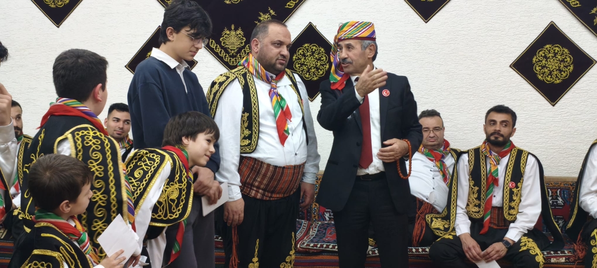 FOTOĞRAF KARELERİ: Sakarya Yaren Geceleri’nde Tarihi Anlar (07.02.2026) Sakarya Çankırılılar Derneği’nin ev sahipliğinde, Erenler Belediye Başkanı Şenol Dinç’in katılımıyla gerçekleşen muhteşem Yaren Gecesi’nden objektiflere
