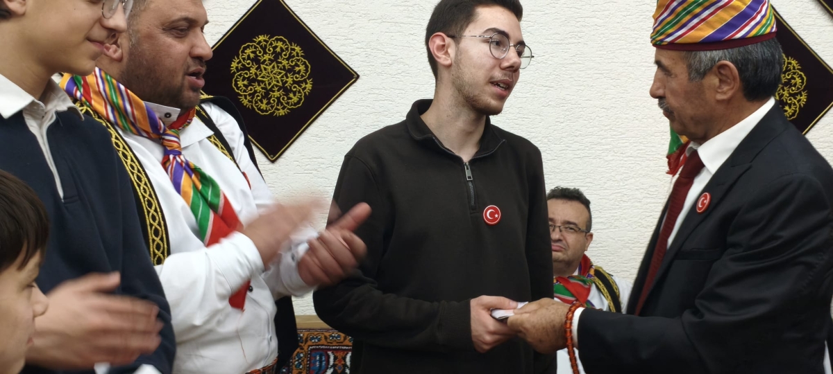FOTOĞRAF KARELERİ: Sakarya Yaren Geceleri’nde Tarihi Anlar (07.02.2026) Sakarya Çankırılılar Derneği’nin ev sahipliğinde, Erenler Belediye Başkanı Şenol Dinç’in katılımıyla gerçekleşen muhteşem Yaren Gecesi’nden objektiflere