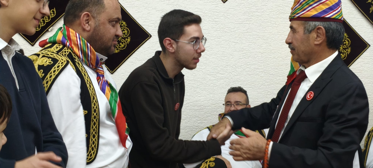 FOTOĞRAF KARELERİ: Sakarya Yaren Geceleri’nde Tarihi Anlar (07.02.2026) Sakarya Çankırılılar Derneği’nin ev sahipliğinde, Erenler Belediye Başkanı Şenol Dinç’in katılımıyla gerçekleşen muhteşem Yaren Gecesi’nden objektiflere