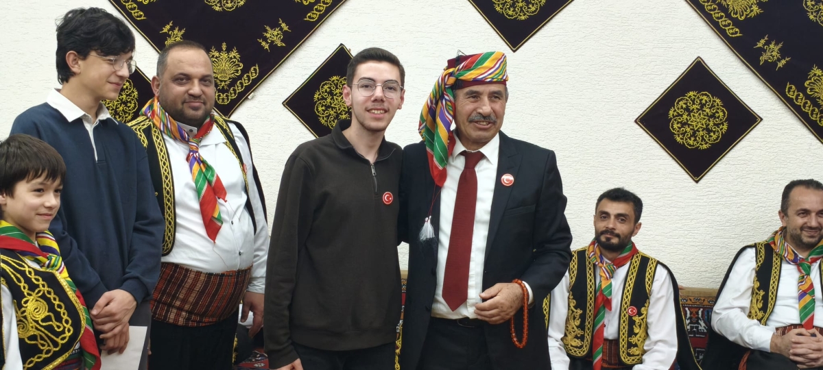 FOTOĞRAF KARELERİ: Sakarya Yaren Geceleri’nde Tarihi Anlar (07.02.2026) Sakarya Çankırılılar Derneği’nin ev sahipliğinde, Erenler Belediye Başkanı Şenol Dinç’in katılımıyla gerçekleşen muhteşem Yaren Gecesi’nden objektiflere