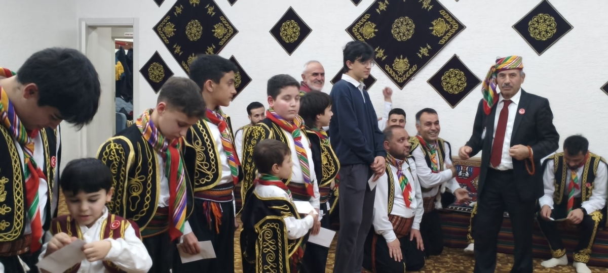 FOTOĞRAF KARELERİ: Sakarya Yaren Geceleri’nde Tarihi Anlar (07.02.2026) Sakarya Çankırılılar Derneği’nin ev sahipliğinde, Erenler Belediye Başkanı Şenol Dinç’in katılımıyla gerçekleşen muhteşem Yaren Gecesi’nden objektiflere