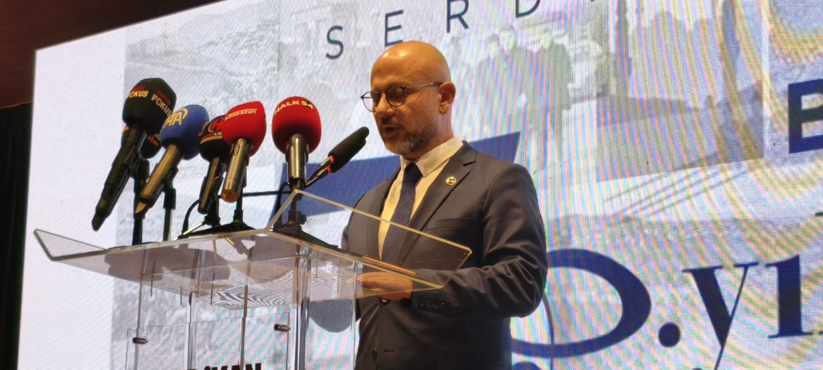 Serdivan Belediyesi’nin kuruluşunun 70. yıl dönümü, düzenlenen görkemli bir programla kutlandı. Sakarya Büyükşehir Belediye Başkanı Yusuf Alemdar, Serdivan’ın bir mahalleden bölgenin parlayan yıldızına dönüşme hikâyesini vefa