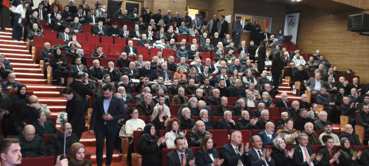 Serdivan Belediyesi’nin kuruluşunun 70. yıl dönümü, düzenlenen görkemli bir programla kutlandı. Sakarya Büyükşehir Belediye Başkanı Yusuf Alemdar, Serdivan’ın bir mahalleden bölgenin parlayan yıldızına dönüşme hikâyesini vefa