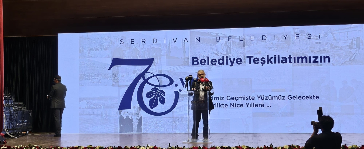 Serdivan Belediyesi’nin kuruluşunun 70. yıl dönümü, düzenlenen görkemli bir programla kutlandı. Sakarya Büyükşehir Belediye Başkanı Yusuf Alemdar, Serdivan’ın bir mahalleden bölgenin parlayan yıldızına dönüşme hikâyesini vefa