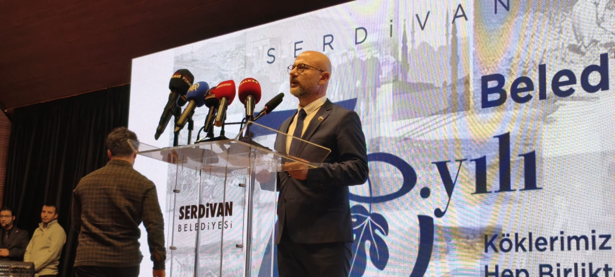 Serdivan Belediyesi’nin kuruluşunun 70. yıl dönümü, düzenlenen görkemli bir programla kutlandı. Sakarya Büyükşehir Belediye Başkanı Yusuf Alemdar, Serdivan’ın bir mahalleden bölgenin parlayan yıldızına dönüşme hikâyesini vefa
