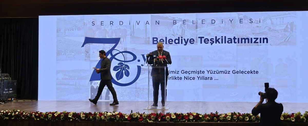 Serdivan Belediyesi’nin kuruluşunun 70. yıl dönümü, düzenlenen görkemli bir programla kutlandı. Sakarya Büyükşehir Belediye Başkanı Yusuf Alemdar, Serdivan’ın bir mahalleden bölgenin parlayan yıldızına dönüşme hikâyesini vefa