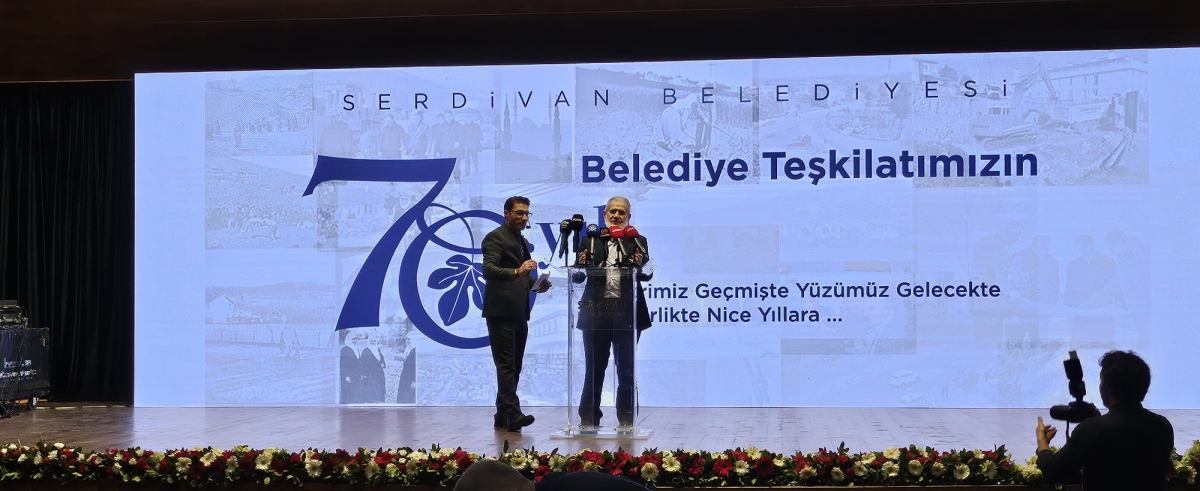 Serdivan Belediyesi’nin kuruluşunun 70. yıl dönümü, düzenlenen görkemli bir programla kutlandı. Sakarya Büyükşehir Belediye Başkanı Yusuf Alemdar, Serdivan’ın bir mahalleden bölgenin parlayan yıldızına dönüşme hikâyesini vefa