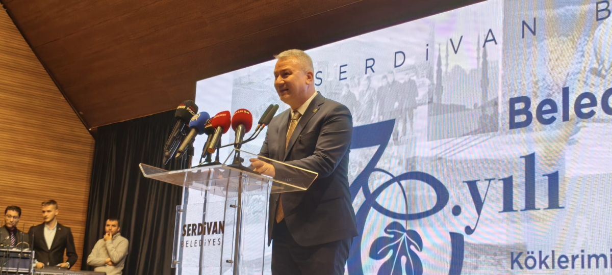 Serdivan Belediyesi’nin kuruluşunun 70. yıl dönümü, düzenlenen görkemli bir programla kutlandı. Sakarya Büyükşehir Belediye Başkanı Yusuf Alemdar, Serdivan’ın bir mahalleden bölgenin parlayan yıldızına dönüşme hikâyesini vefa