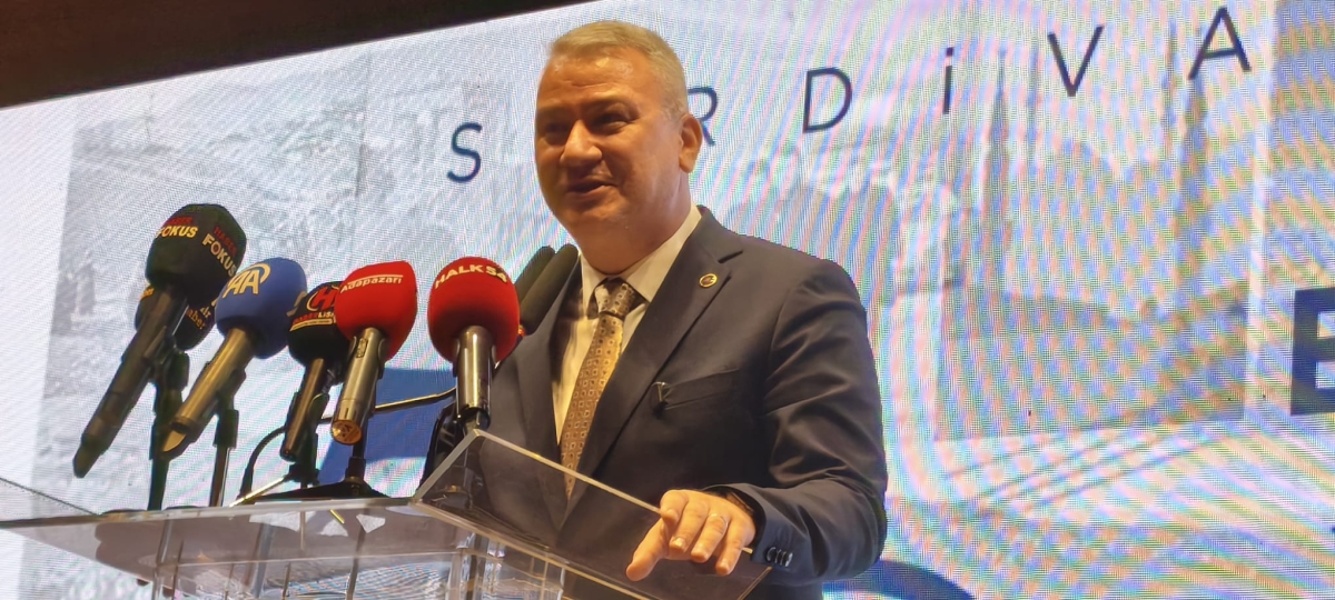 Serdivan Belediyesi’nin kuruluşunun 70. yıl dönümü, düzenlenen görkemli bir programla kutlandı. Sakarya Büyükşehir Belediye Başkanı Yusuf Alemdar, Serdivan’ın bir mahalleden bölgenin parlayan yıldızına dönüşme hikâyesini vefa