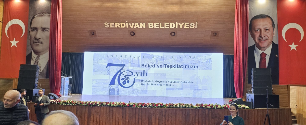 Serdivan Belediyesi’nin kuruluşunun 70. yıl dönümü, düzenlenen görkemli bir programla kutlandı. Sakarya Büyükşehir Belediye Başkanı Yusuf Alemdar, Serdivan’ın bir mahalleden bölgenin parlayan yıldızına dönüşme hikâyesini vefa