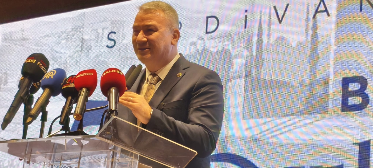 Serdivan Belediyesi’nin kuruluşunun 70. yıl dönümü, düzenlenen görkemli bir programla kutlandı. Sakarya Büyükşehir Belediye Başkanı Yusuf Alemdar, Serdivan’ın bir mahalleden bölgenin parlayan yıldızına dönüşme hikâyesini vefa