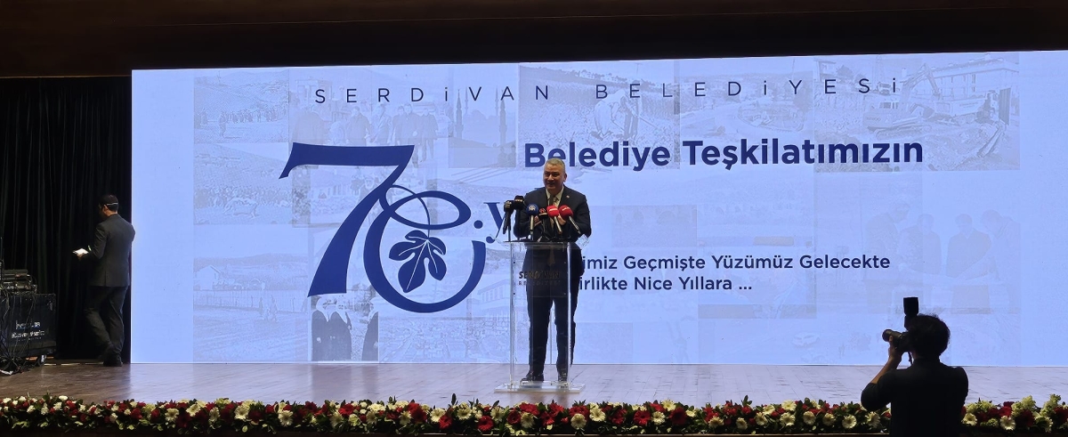 Serdivan Belediyesi’nin kuruluşunun 70. yıl dönümü, düzenlenen görkemli bir programla kutlandı. Sakarya Büyükşehir Belediye Başkanı Yusuf Alemdar, Serdivan’ın bir mahalleden bölgenin parlayan yıldızına dönüşme hikâyesini vefa