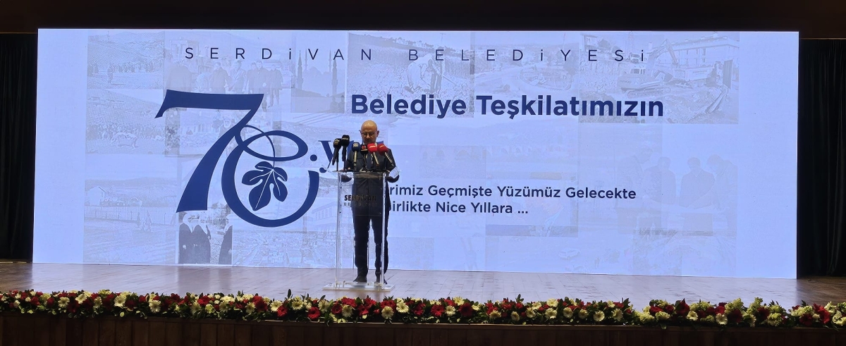 Serdivan Belediyesi’nin kuruluşunun 70. yıl dönümü, düzenlenen görkemli bir programla kutlandı. Sakarya Büyükşehir Belediye Başkanı Yusuf Alemdar, Serdivan’ın bir mahalleden bölgenin parlayan yıldızına dönüşme hikâyesini vefa