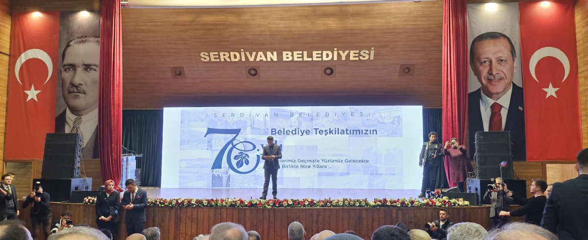 Serdivan Belediyesi’nin kuruluşunun 70. yıl dönümü, düzenlenen görkemli bir programla kutlandı. Sakarya Büyükşehir Belediye Başkanı Yusuf Alemdar, Serdivan’ın bir mahalleden bölgenin parlayan yıldızına dönüşme hikâyesini vefa