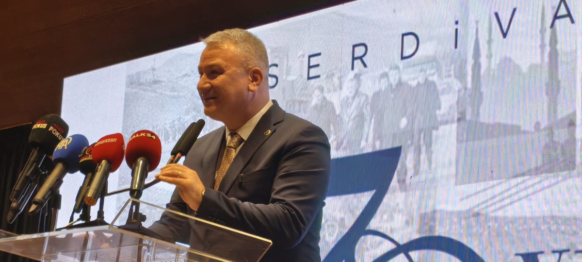 Serdivan Belediyesi’nin kuruluşunun 70. yıl dönümü, düzenlenen görkemli bir programla kutlandı. Sakarya Büyükşehir Belediye Başkanı Yusuf Alemdar, Serdivan’ın bir mahalleden bölgenin parlayan yıldızına dönüşme hikâyesini vefa