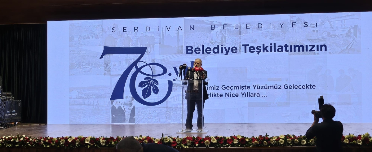 Serdivan Belediyesi’nin kuruluşunun 70. yıl dönümü, düzenlenen görkemli bir programla kutlandı. Sakarya Büyükşehir Belediye Başkanı Yusuf Alemdar, Serdivan’ın bir mahalleden bölgenin parlayan yıldızına dönüşme hikâyesini vefa